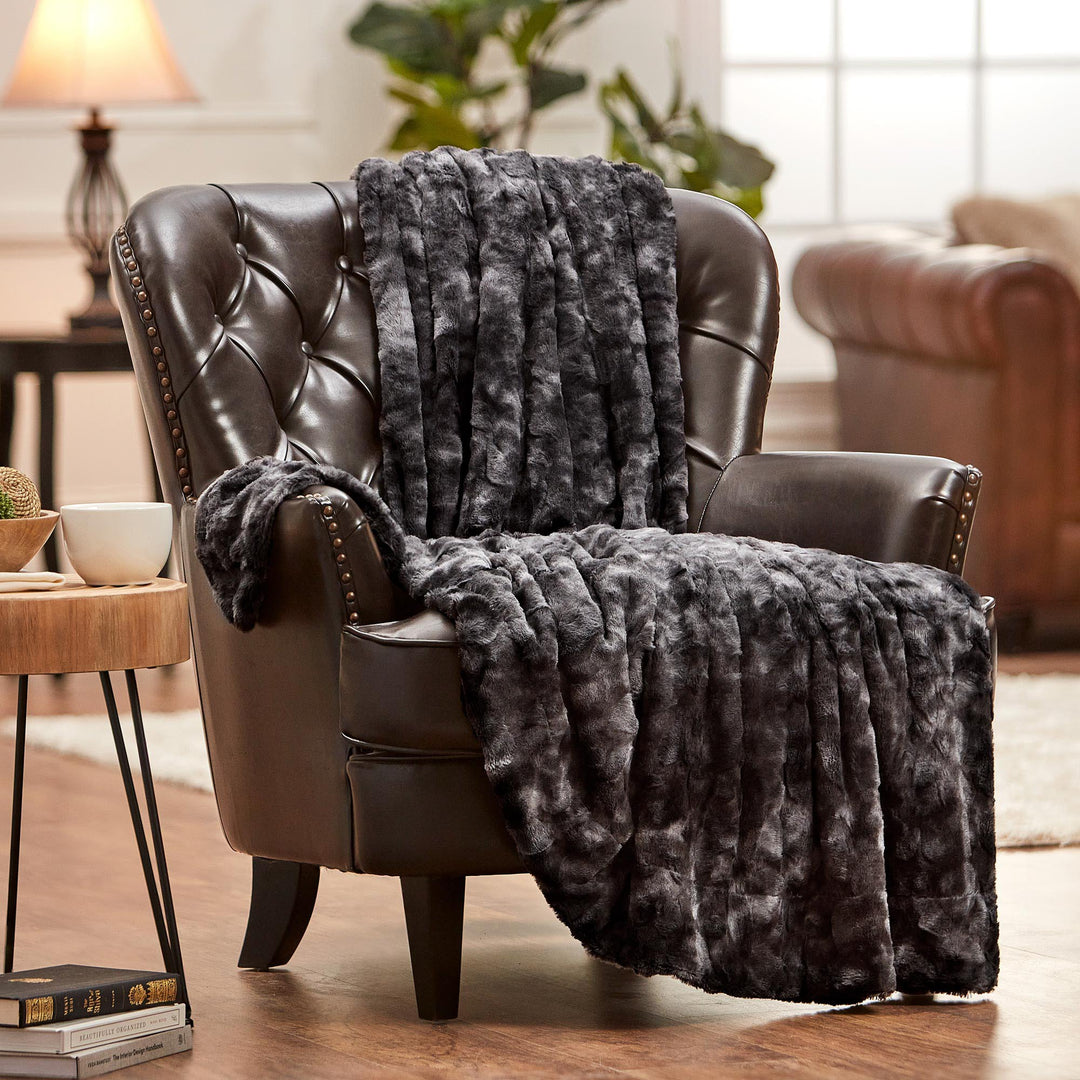 Double Sided Oversized Wolf Faux Fur Throw Blanket – Chanasya